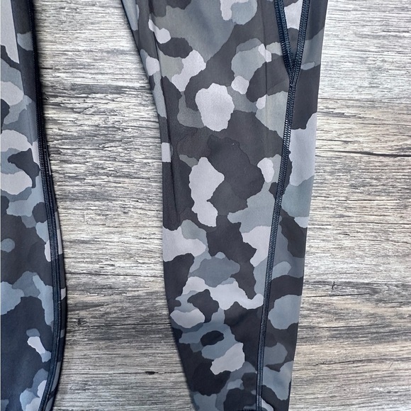 Athleta Gray and Black Camouflage Leggings Womens Small - Picture 10 of 12